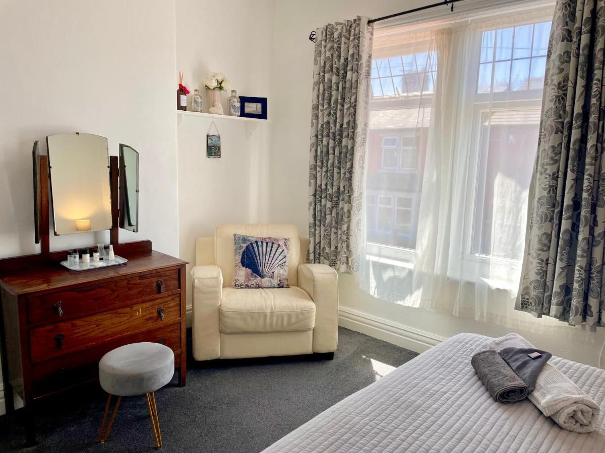 Entire Holiday Home In Blackpool With Free Parking And A Private Patio Garden Exterior photo