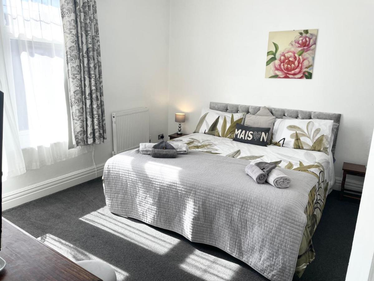 Entire Holiday Home In Blackpool With Free Parking And A Private Patio Garden Exterior photo