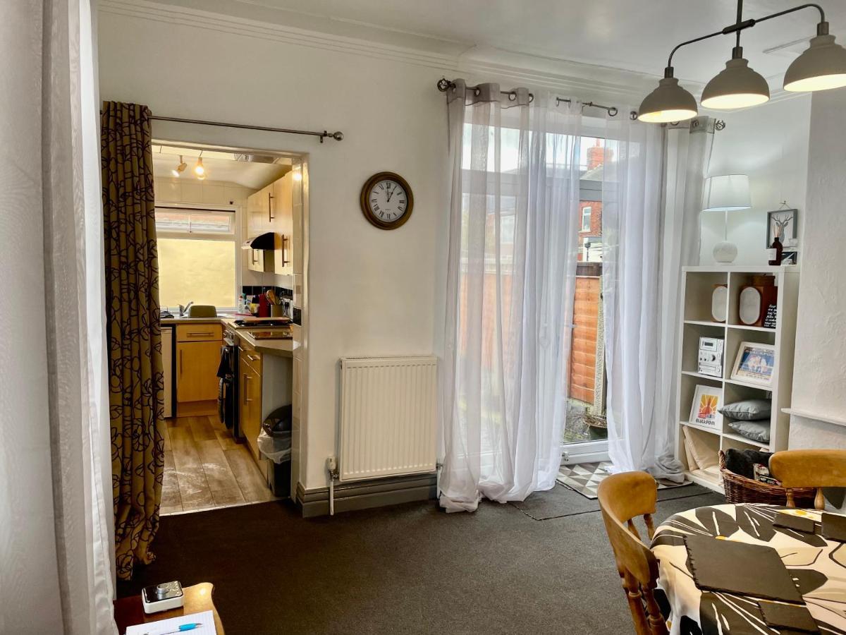 Entire Holiday Home In Blackpool With Free Parking And A Private Patio Garden Exterior photo