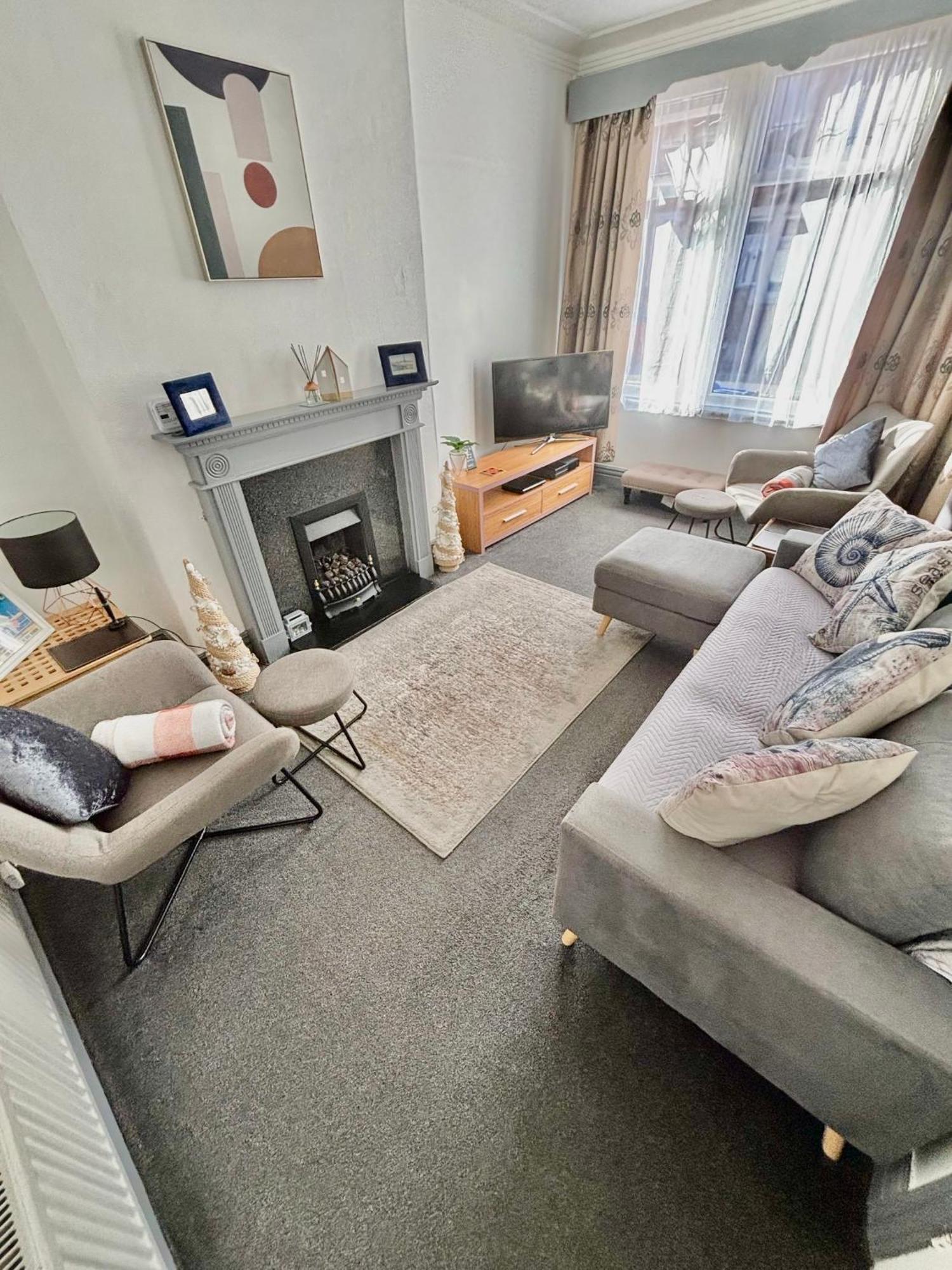 Entire Holiday Home In Blackpool With Free Parking And A Private Patio Garden Exterior photo